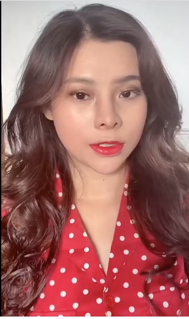 Tổng chi phí hết 70.000 đồng trong đó 20.000 đồng cho làm tóc và 50.000 đồng cho make up. Cô cho biết bản thân cũng chẳng kỳ vọng quá nhiều nên sau khi thử thấy khá phù hợp.