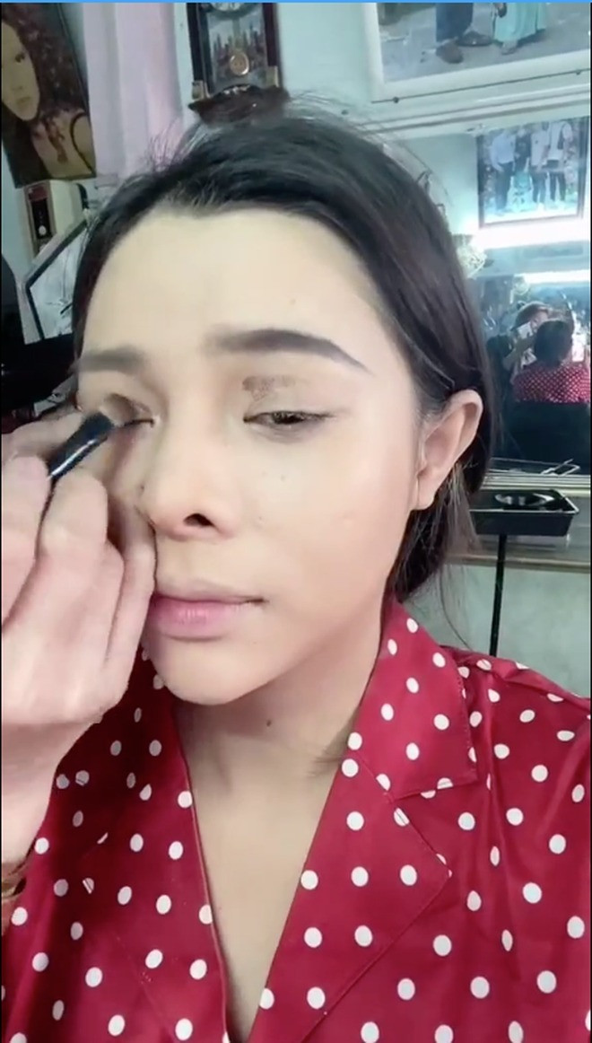 Vốn hiểu đây là tiệm của thợ bình dân, giá lại rẻ nên cô cũng không quá kỳ vọng. Ngay từ bước đánh nền, cô gái đã review: “Đánh kem nền mà như tạc tượng, kem nền thậm chí tối hơn cả màu da hẳn mấy tông”.