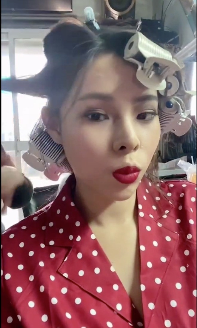 Ngoài ra, cô gái còn được làm thêm phần tóc theo dạng uốn xoăn. Cô đánh giá tóc làm khá ổn, giống với hình quảng cáo trước đó.