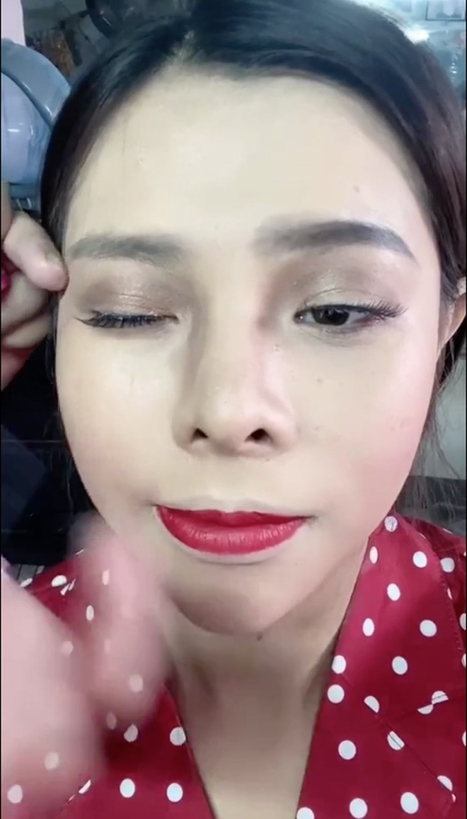 Điều khiến cô hài lòng nhất đó chính là người thợ trang điểm rất tỉ mỉ và cẩn thận, làm việc nghiêm túc.