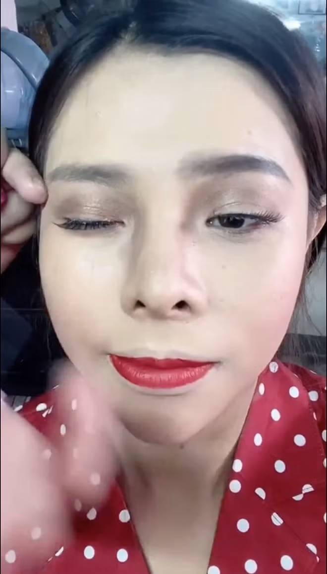 Điều khiến cô hài lòng nhất đó chính là người thợ trang điểm rất tỉ mỉ và cẩn thận, làm việc nghiêm túc.