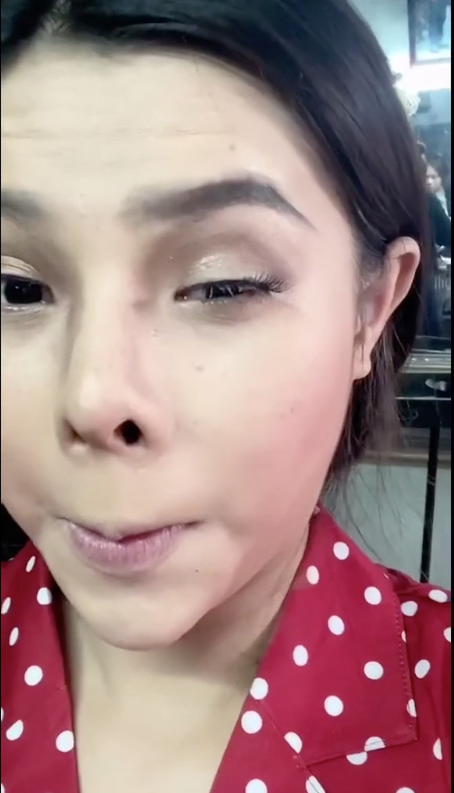 Những phần tiếp theo như tạo khối, gắn mi giả, vẽ mắt, kẻ lông mày… cũng chẳng khá khẩm hơn là bao. Cô nhận xét những công đoạn này "ố dề" khi phần khối thì nhem nhuốc, con mắt đen sì, lông mày lại vừa đậm vừa dài.