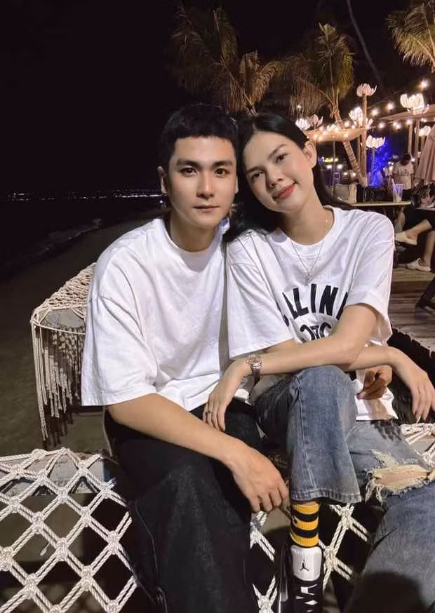 Được biết, bạn trai Ngọc Trinh tên đầy đủ là Nguyễn Hoàng Thiên Tây. Anh theo học tại Trường Đại học Sân khấu Điện ảnh TP.HCM và hiện là diễn viên.