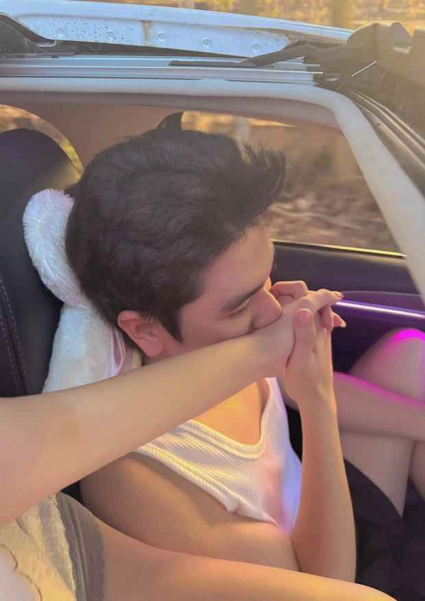 Thời gian qua, người đẹp Lê Ngọc Trinh cũng thường xuyên chia sẻ những khoảnh khắc ngọt ngào bên "nửa kia" trên mạng xã hội khiến cộng đồng mạng không khỏi ngưỡng mộ.