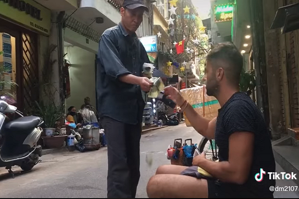 Clip: Danh giay khach Tay bi “chem” dep khien ai xem cung buc xuc