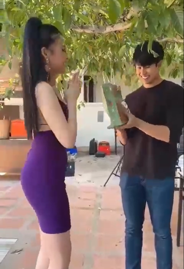 Tuy nhiên, cũng có một bộ phận netizen dành sự khen ngợi cho sự tự tin của hiện tượng mạng này khi đã cố gắng giao tiếp với Nam vương nước bạn dù vốn ngoại ngữ còn nhiều hạn chế.