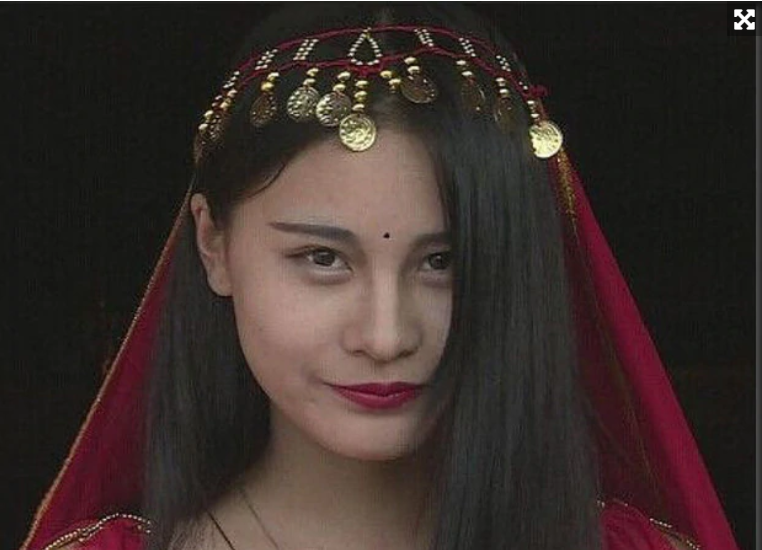 Tuy nhiên, mới đây những hình ảnh nhan sắc thật của Phức Vũ đã khiến nhiều người phát hoảng. Thay vì gương mặt thon gọn với những đường nét tinh túy thì hot girl 10X lại để lộ mặt "bánh bao" và những nét khá thô.