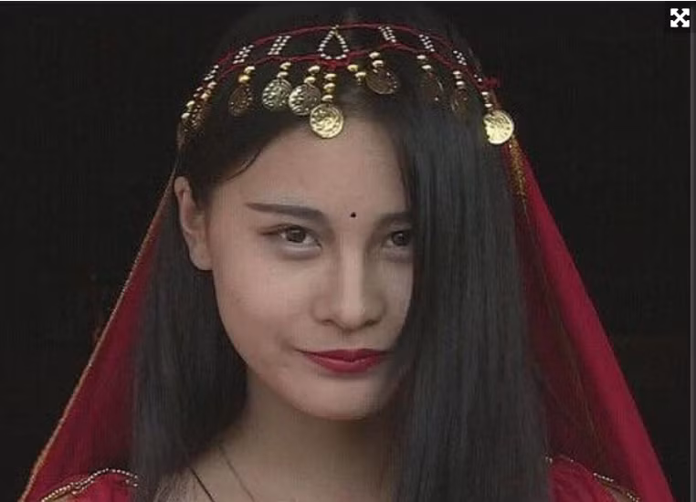 Tuy nhiên, mới đây những hình ảnh nhan sắc thật của Phức Vũ đã khiến nhiều người phát hoảng. Thay vì gương mặt thon gọn với những đường nét tinh túy thì hot girl 10X lại để lộ mặt "bánh bao" và những nét khá thô.