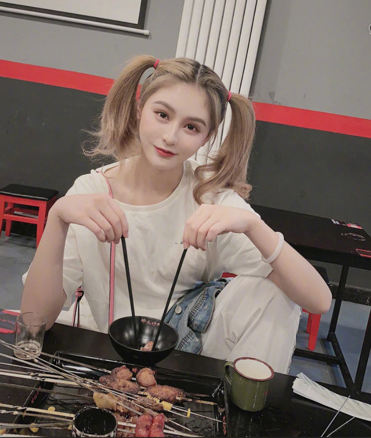 Mọi bức ảnh Phức Vũ đăng lên đều nhận được lượng like share cũng bình luận nhiệt tình. Nhưng sau màn lộ ảnh thật, cô nàng này tụt follow thê thảm.