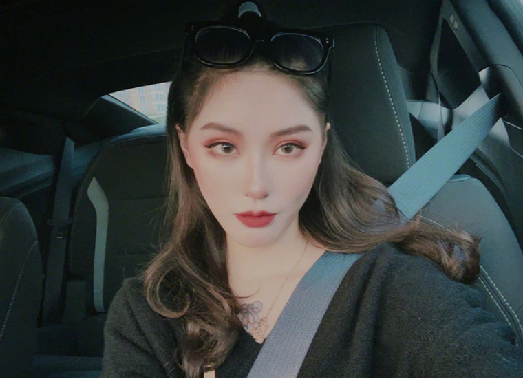 Tuy nhiên, cái gì cũng có mặt trái của nó. Nổi tiếng bằng những bức ảnh chỉnh sửa như thế, bạn sẽ phải luôn rất cẩn thận bởi vì chỉ một chút hớ hênh, mọi thứ đều trở nên “công cốc”. Như hot girl mạng Trung Quốc có tên Dương Phức Vũ, người mới dân mạng bị bóc phốt ảnh thật mới đây.