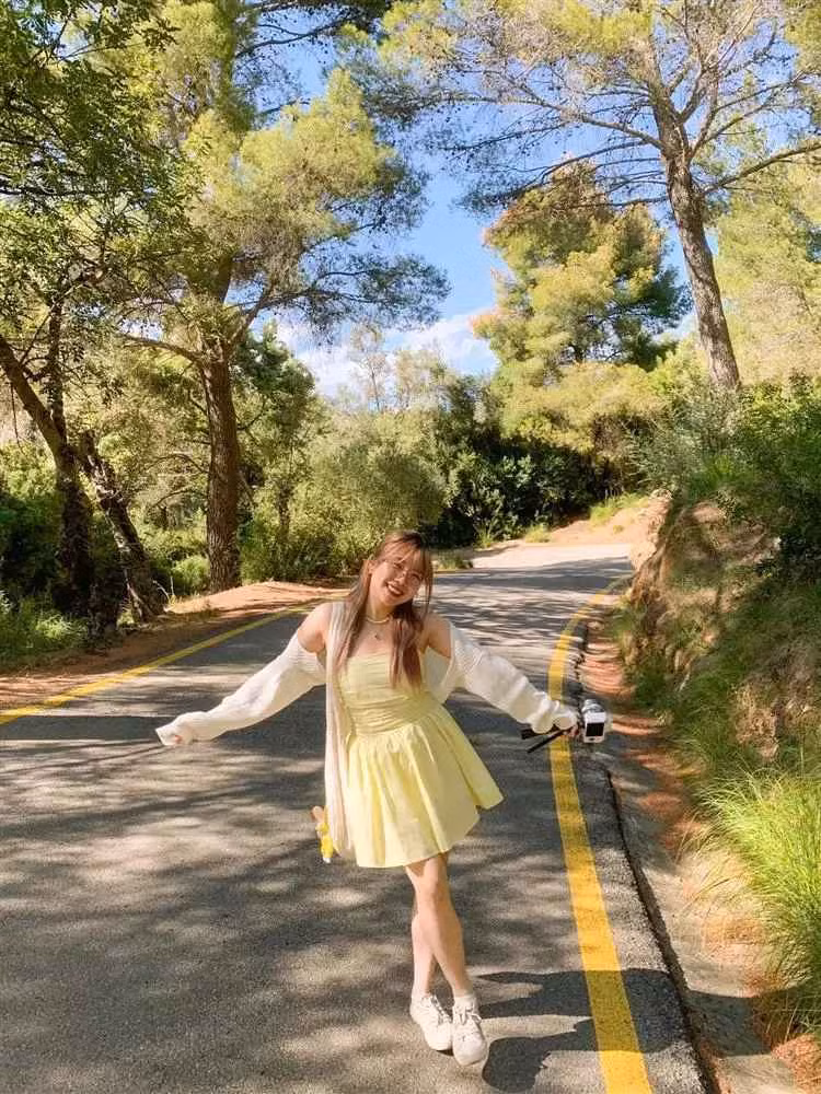 Mọi thứ liên quan đều được cô đúc kết trong quá trình tham gia câu lạc bộ ở trường. Sau những lần "lăn xả" để tạo nên các ấn phẩm, thước phim đầu tiên trong đời, Quỳnh nhận ra rằng, truyền thông mới chính là thứ cô thích và mong muốn theo đuổi đến cùng.