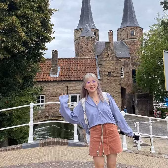 Xuất thân là sinh viên ngành Kinh tế tại Đại học Ngoại thương Hà Nội, Quỳnh Tít gần như không có kinh nghiệm hay kiến thức gì về lĩnh vực truyền thông.