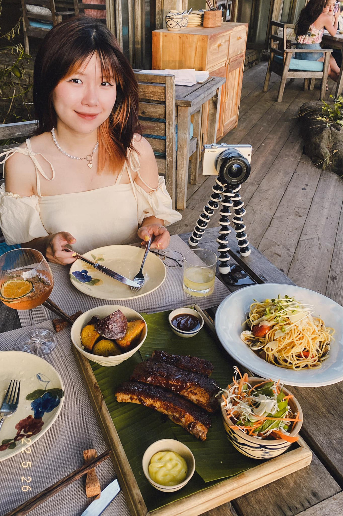 Với Quỳnh Tít, con đường nào cũng có đoạn gập ghềnh và nghề nào cũng có những mặt trái nhưng bản thân cô chưa bao giờ nghĩ đến việc bỏ cuộc. Cô nàng chỉ tiếc nuối vì đôi lúc quá chú trọng vào việc quay, chụp mà quên tận hưởng trọn vẹn những khoảnh khắc đẹp hiện hữu trước mắt. Theo cô, đây chính là mặt trái của nghề sáng tạo nội dung.