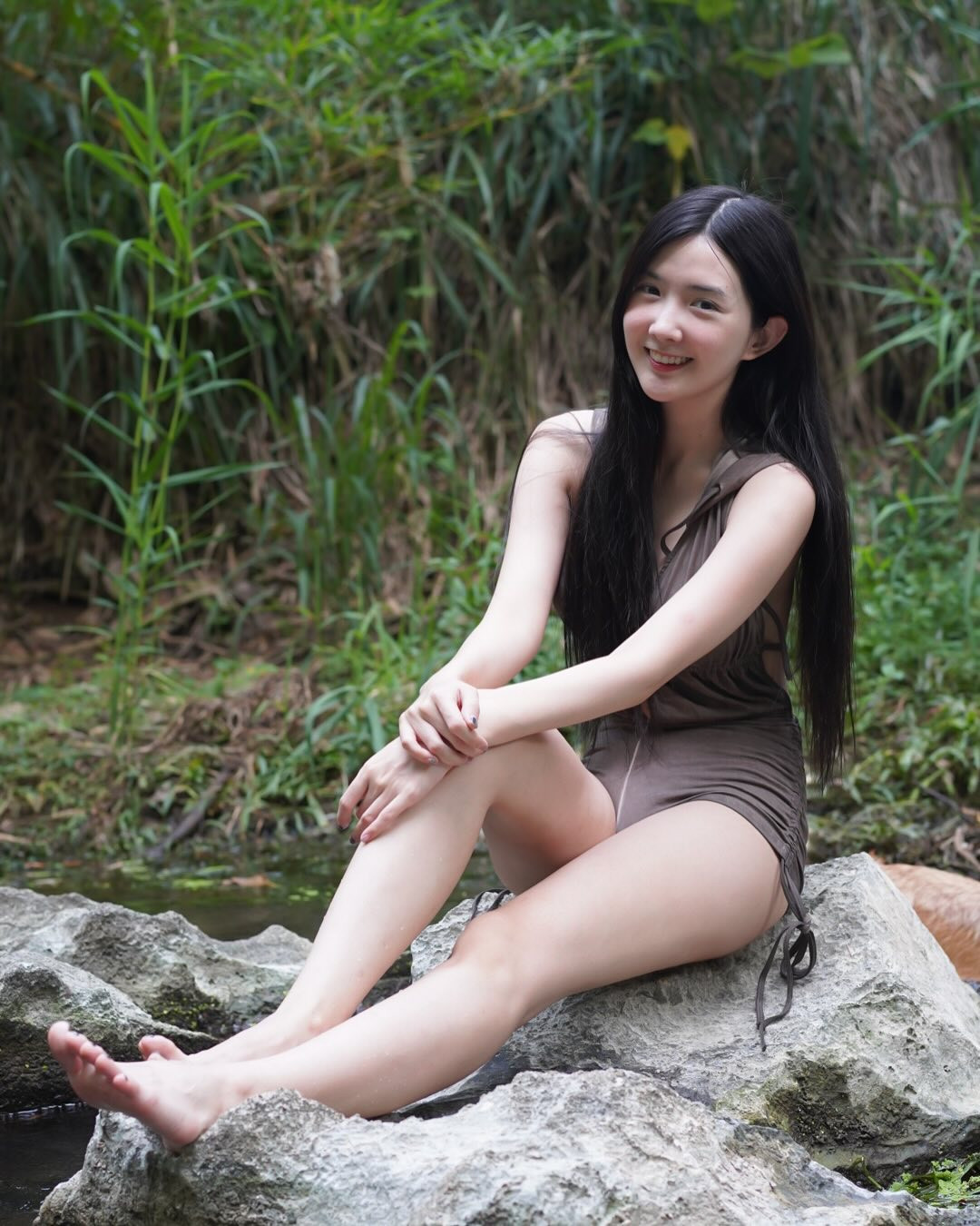 Trong bộ suit liền thân, Bizcuitbeer đã thực hiện những bộ ảnh bên bờ suối.