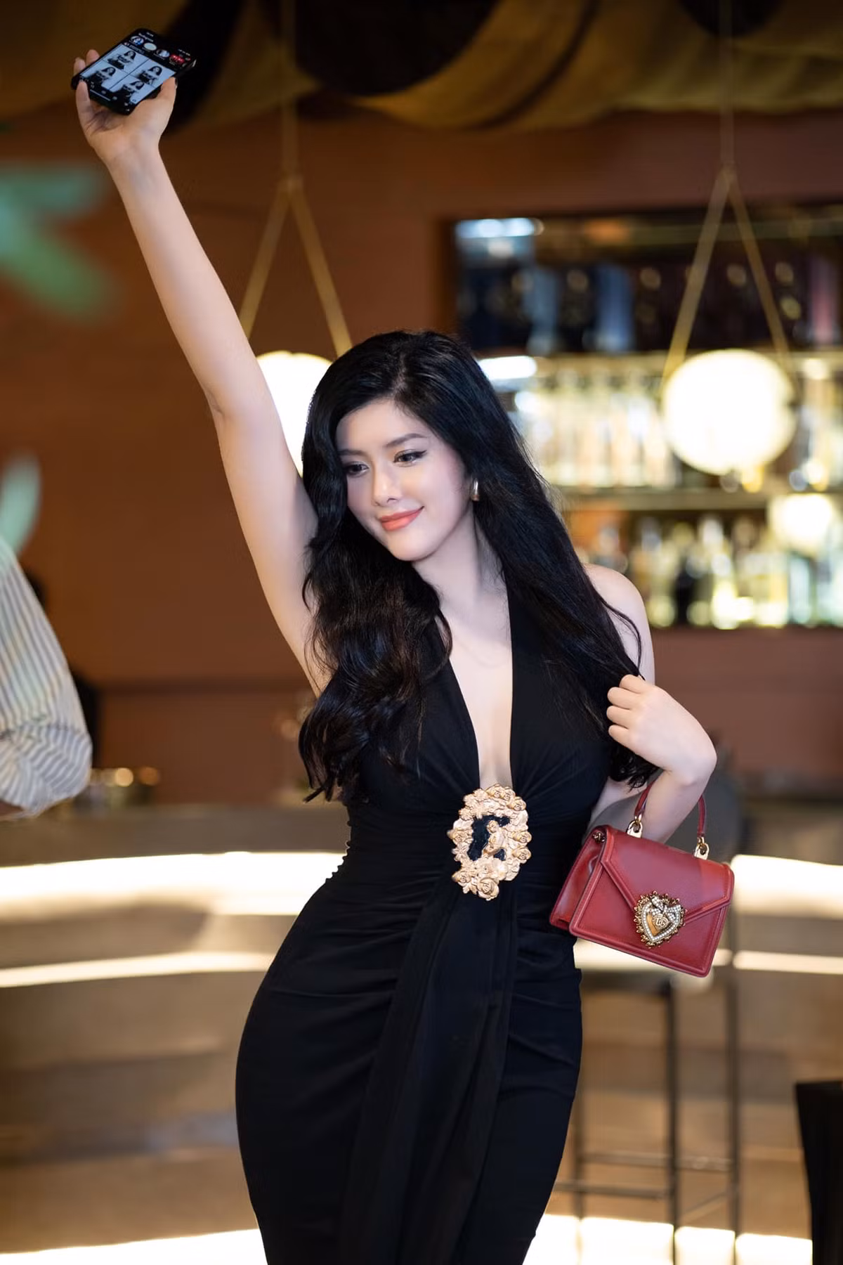 Huỳnh Tiên cũng là một "tay chơi hàng hiệu" khi tủ đồ của nữ rich kid đâu đâu cũng thấy các nhãn hiệu lớn và đắt tiền.