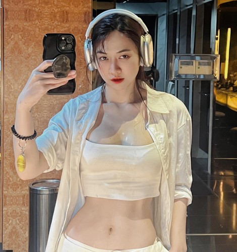 Trước đó, Lê Bống thường xuyên khoe body "nét nèn nẹt" trên MXH.