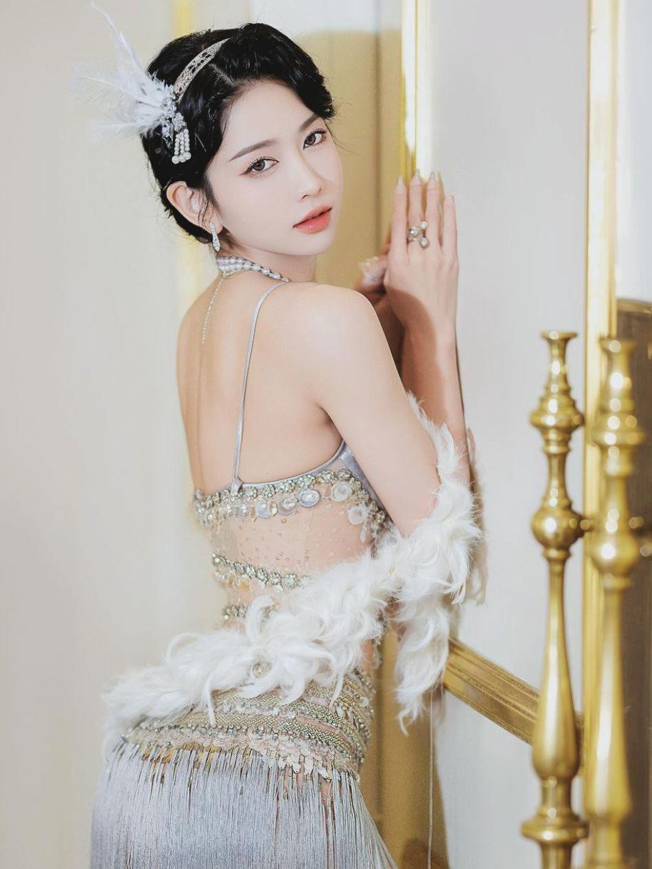 Thỉnh thoảng Lê Bống vẫn chọn trang phục croptop khoe eo thon hay những chiếc váy ngắn, trang phục xuyên thấu... có khác là cách kết hợp đồ cũng như sử dụng phụ kiện hài hòa, không bị "làm lố".