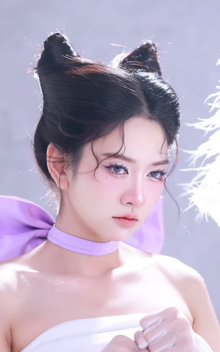 Lê Bống bắt trend hóa thân "mèo quý tộc".