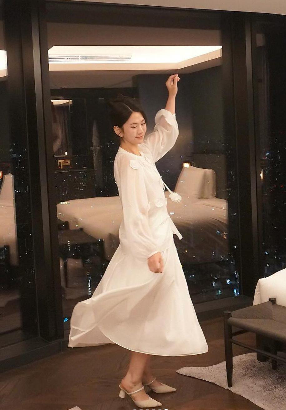 Mới đây, Lê Bống tiếp tục nhận về nhiều lời khen khi khoe dáng trong chiếc váy ngủ mềm mại, bềnh bồng có phần cổ ren cực kỳ quyến rũ, phải công nhận trang phục tuy không hở hang nhưng vẫn toát lên nét gợi cảm rất riêng.