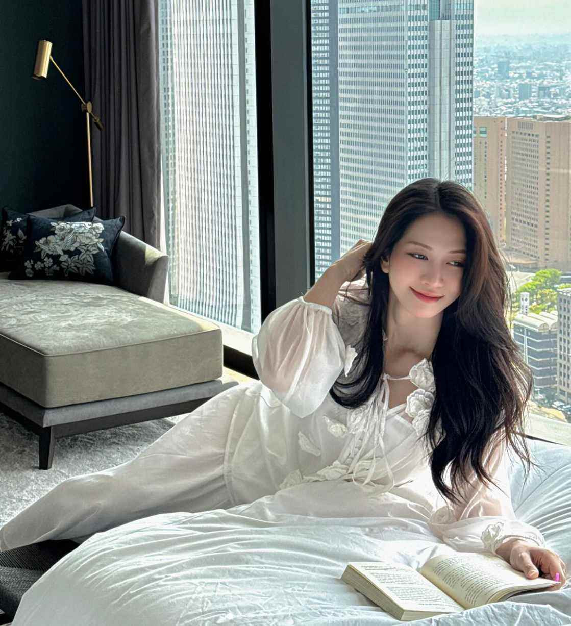 Có nhiều lần hot girl TikTok này ưu ái thử nghiệm bản thân với kiểu "biến hình" hay hóa thân thành quý cô thập niên cực kỳ gợi cảm.