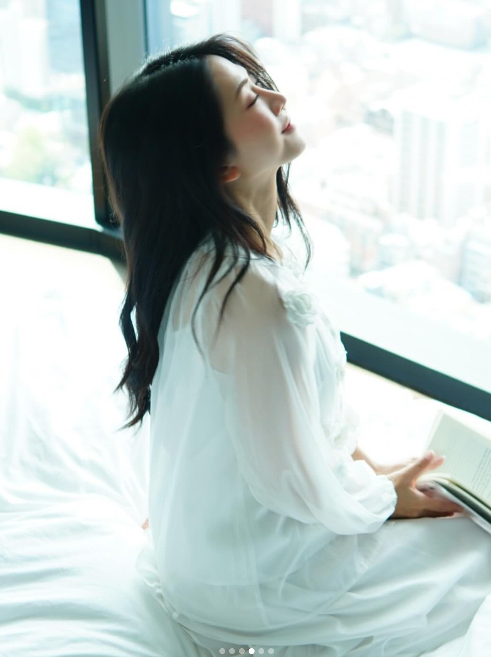 Thay đổi phong cách ăn mặc nhưng không đồng nghĩa với việc Lê Bống chọn cho mình hình ảnh "già dặn" mà trái ngược lại cô vẫn cập nhật những xu hướng hot song biến tấu cho phù hợp.