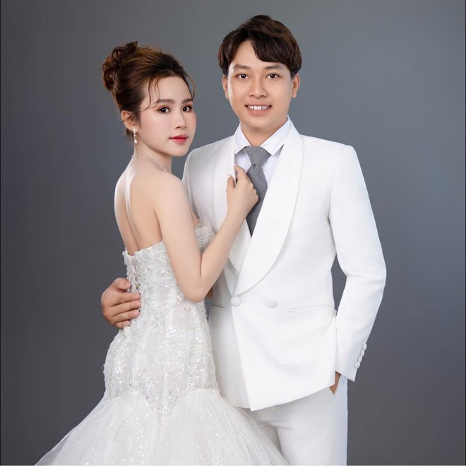 Ngày 25/5, chú rể cùng gia đình nhà trai đem lễ sang nhà gái xin dâu, mọi chuyện diễn ra vui vẻ, thuận lợi. Chiều cùng ngày, Anh Thư và mẹ đi chợ, cô không may bị ong đốt vào chân mày.