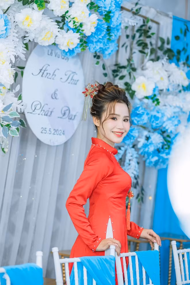 Cặp đôi làm lễ gia tiên, lên sân khấu rót rượu, sau đó Anh Thư xin phép về phòng nghỉ ngơi trước, còn Phát Đạt ở lại tiếp khách.