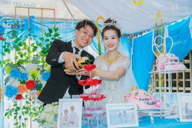 Lo lắng ngày vui bị ảnh hưởng, Anh Thư buồn và khóc rất nhiều. Cô gọi cho Phát Đạt thông báo tình hình hiện tại. Chú rể lúc này đang ở nhà chuẩn bị cho lễ thành hôn, chẳng thể làm gì hơn ngoài động viên, an ủi cô dâu.