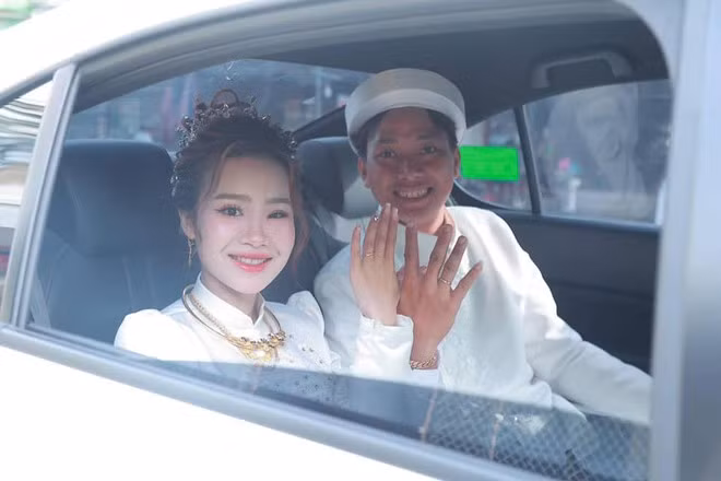 Anh Thư gặp phải “kiếp nạn” khó đỡ khi bị ong đốt ngay sát ngày cưới, dẫn đến tình cảnh theo chồng về dinh với gương mặt sưng vù. Cũng vì điều này mà bộ ảnh rước dâu của cô nàng trở nên “viral” trên mạng xã hội.