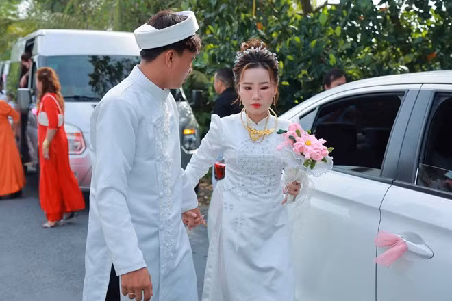 Mới đây, loạt ảnh rước dâu của Anh Thư được chia sẻ rộng rãi trên mạng xã hội. Trong đó, gương mặt sưng lệch một bên, một bên mắt không thể mở to của cô là điều gây chú ý hơn cả.