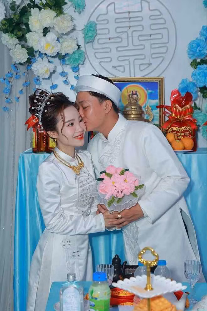 “Anh bảo mình cứ yên tâm, tiến hành lễ rước dâu như bình thường. Tụi mình vẫn làm lễ cưới đúng kế hoạch, chấp nhận việc gương mặt mình có phần khác lạ”, Anh Thư nói.