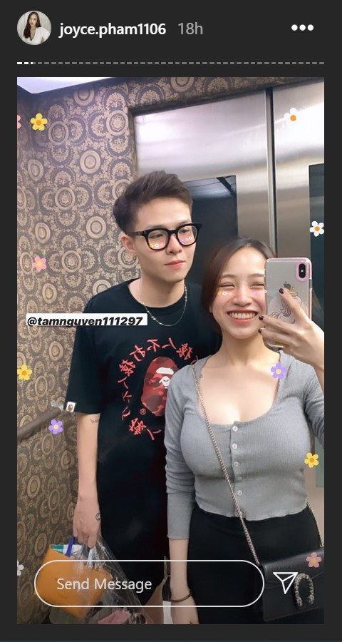 Dù chỉ là ảnh chụp selfie bằng điện thoại nhưng sự xinh đẹp của Joyce Phạm vẫn thuyết phục người xem. Tuy nhiên, nhiều người vẫn cho rằng con gái đại gia Minh Nhựa trang điểm quá sớm khi đang ở cữ.