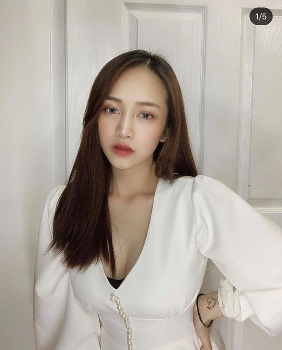 Nếu như nhiều bà mẹ khác phải ở cữ khoảng 1-2 tháng, đầu bù tóc rối khi chăm con thì ái nữ nhà Minh Nhựa lại thoải mái đi thăm gia đình, thậm chí tự đi siêu thị mua đồ cho em bé.