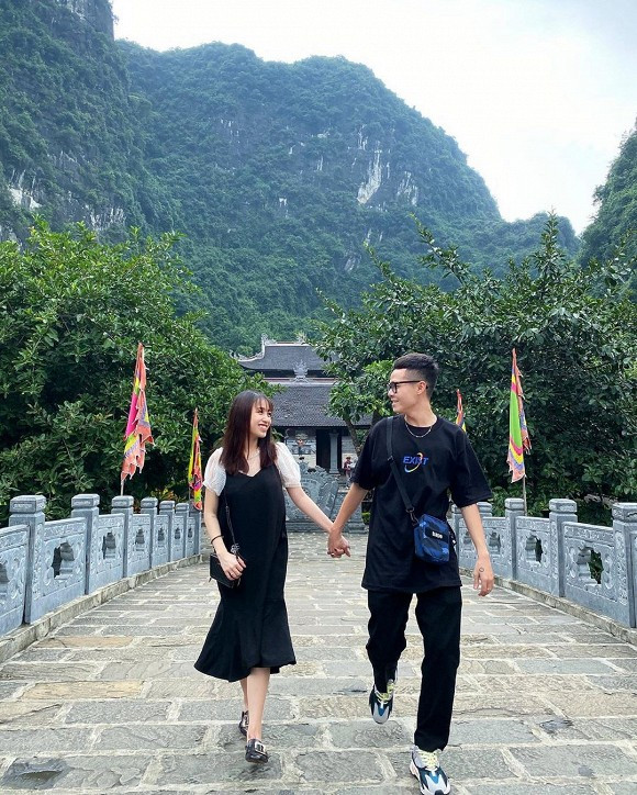 Cô nàng vẫn đi du lịch khắp nơi khi mang bầu cùng người chồng tên Tâm Nguyễn.