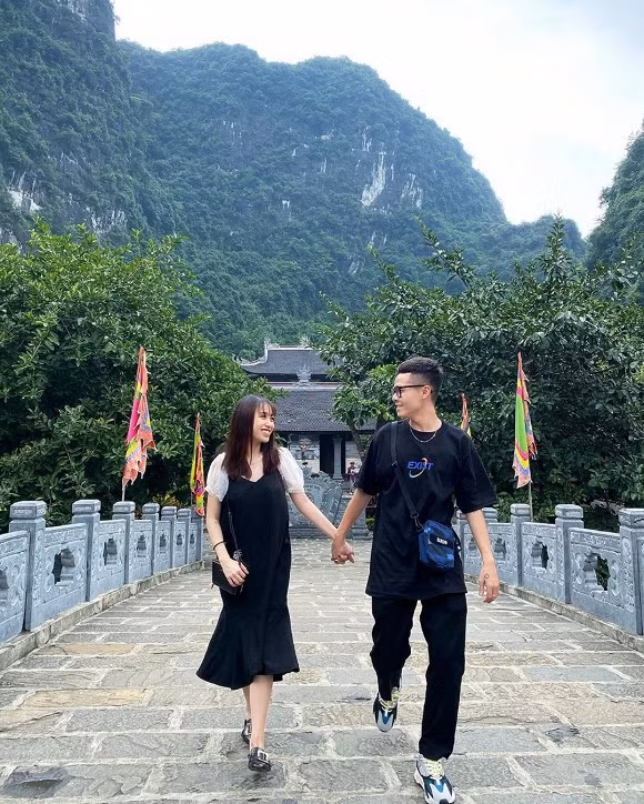 Cô nàng vẫn đi du lịch khắp nơi khi mang bầu cùng người chồng tên Tâm Nguyễn.