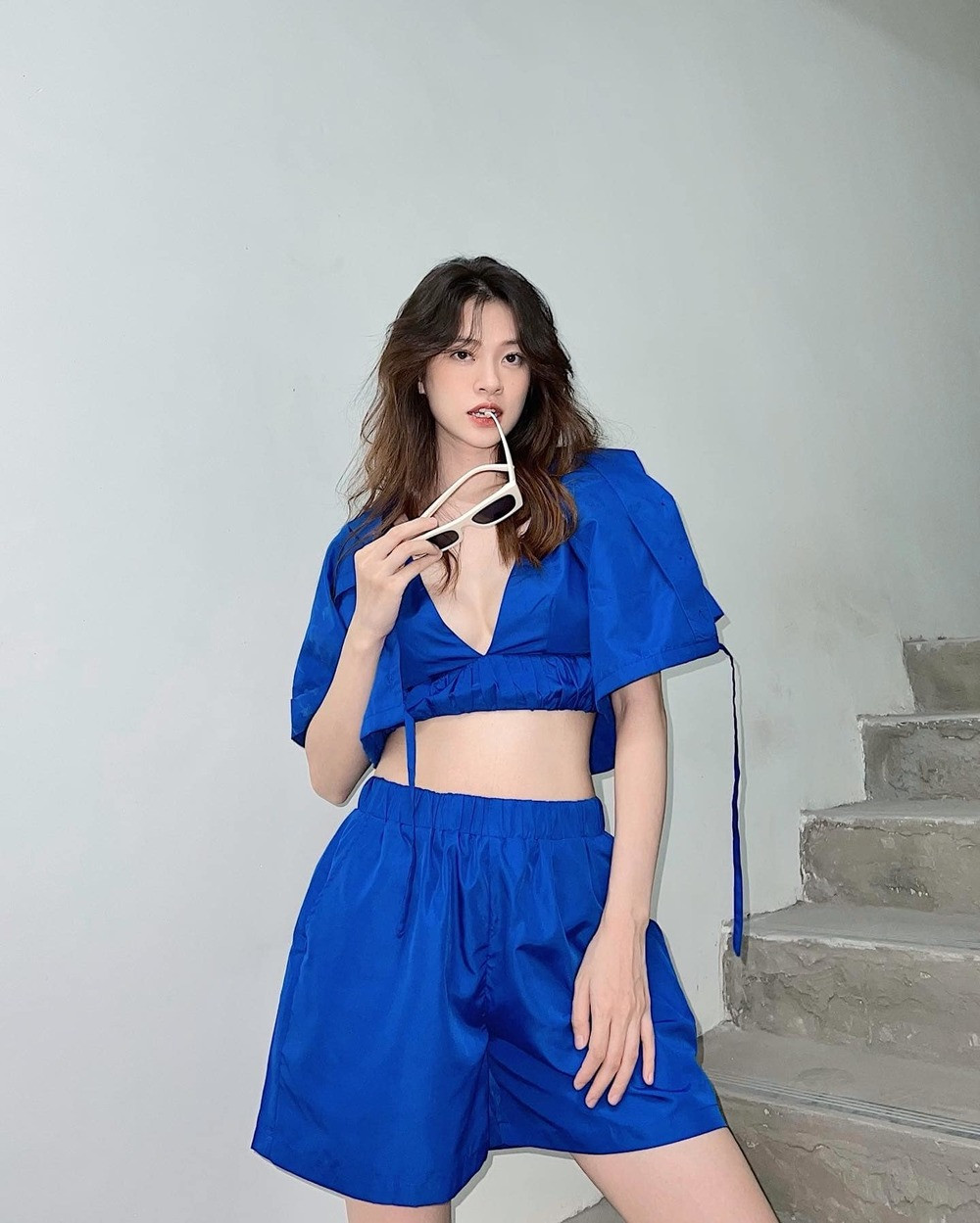 Thậm chí từ thần thái, ngoại hình của Mai Anh càng thêm quyến rũ đúng chuẩn “gái một con trông mòn con mắt”.