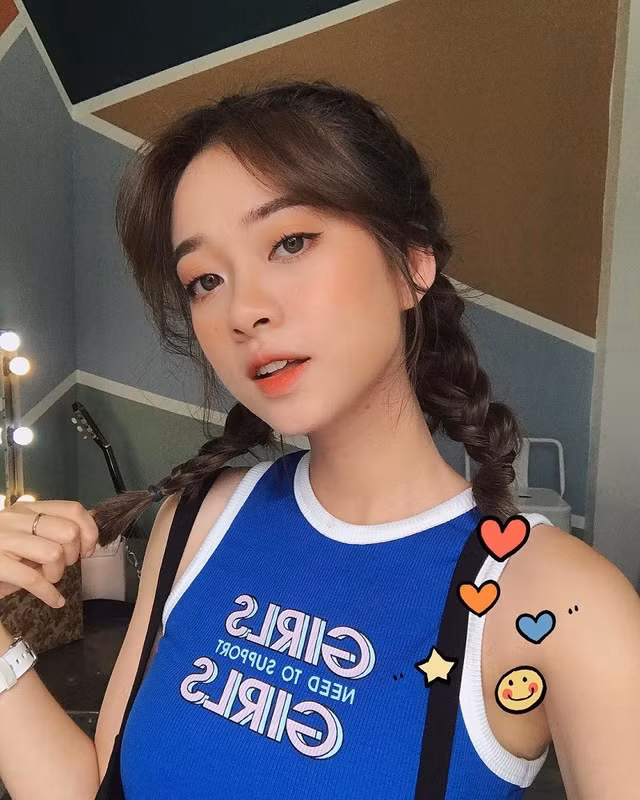 Trương Hoàng Mai Anh không chỉ là người mẫu, gương mặt lookbook nổi tiếng ở Hà Nội mà còn từng tham gia trong nhiều bộ phim nổi tiếng như Tuổi Thanh Xuân, Ma Làng, Bánh Đúc Có Xương…