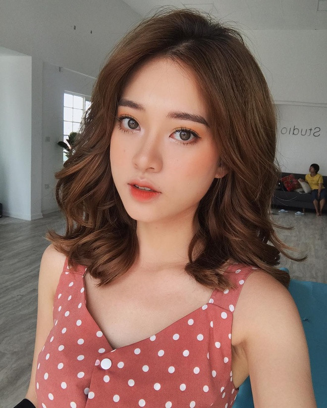 Trên trang cá nhân, Mai Anh cũng thường xuyên đăng tải hình ảnh trong các phong cách khác nhau. Khi thì nhẹ nhàng, lúc lại quyến rũ hở bạo nhưng dường như khoảnh khắc nào bà mẹ một con cũng thành công thu hút sự chú ý từ fan.