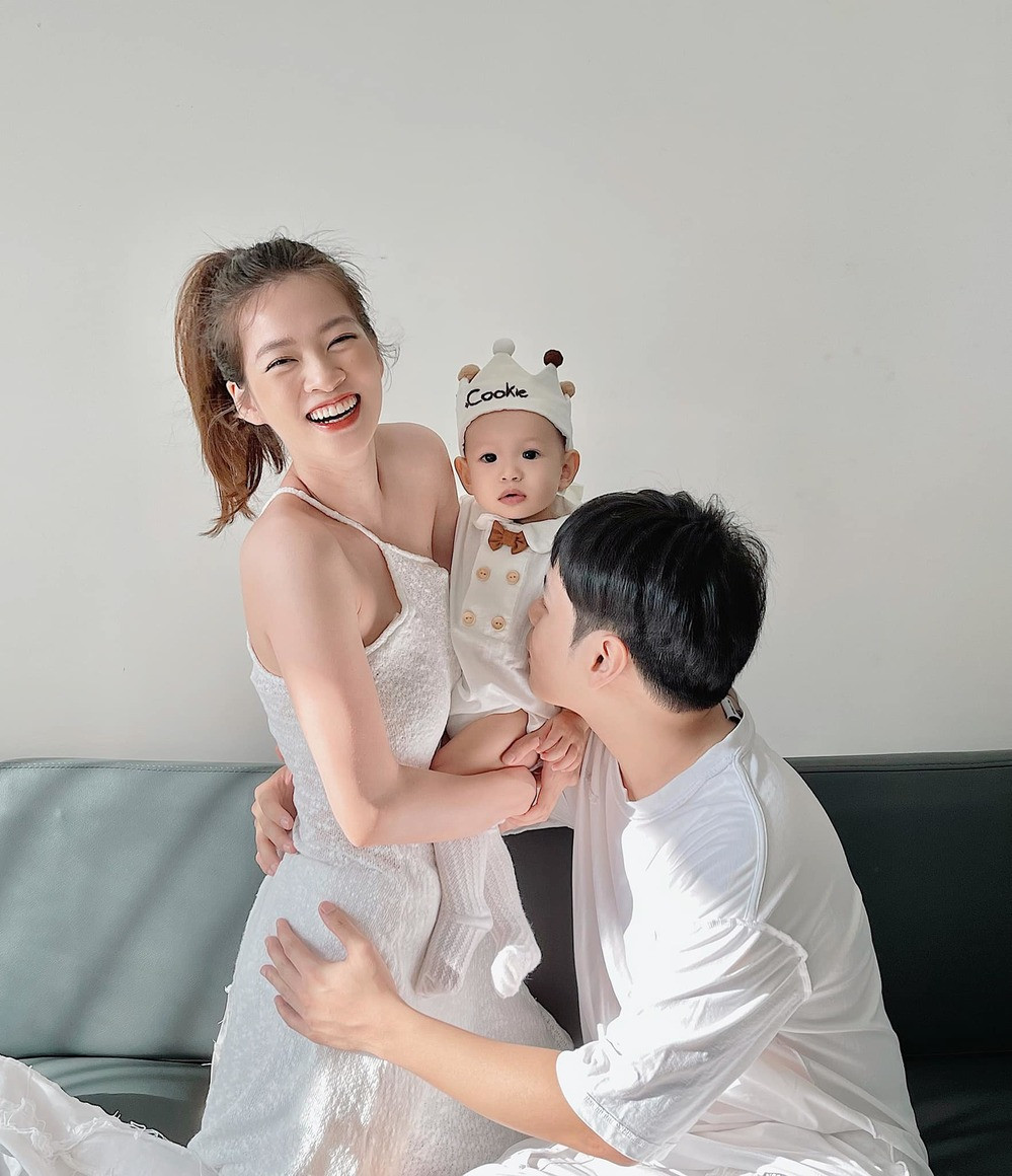 Mai Anh và chồng chẳng ngại ngần đăng tải những khoảnh khắc hạnh phúc bên con trai nhỏ. Dường như chính sự viên mãn trong hôn nhân đã giúp hot girl bóng đá ngày càng xinh đẹp mặn mà.