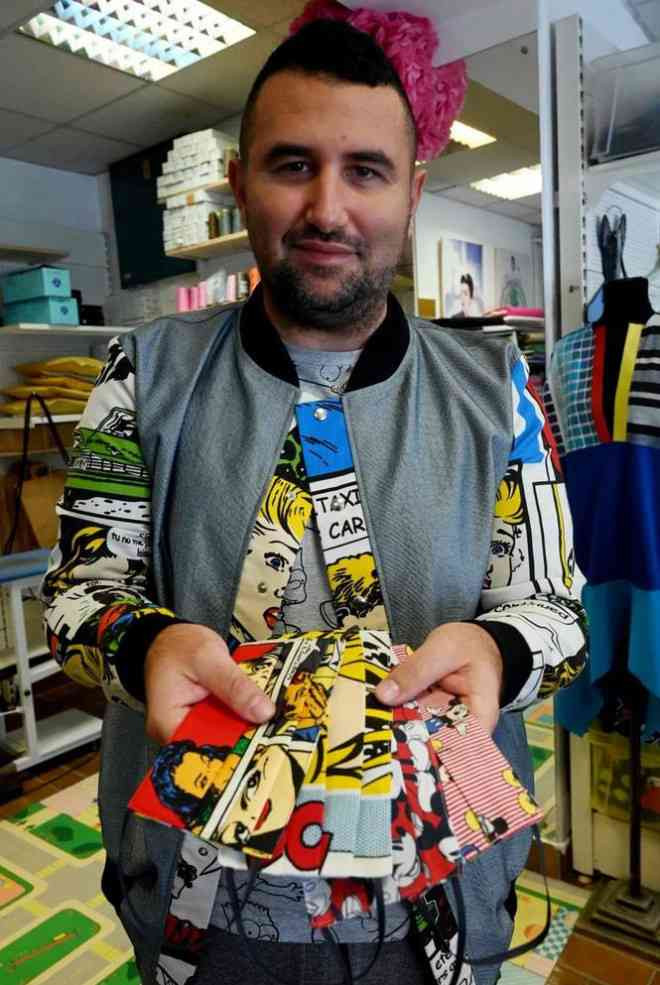 Zoran Aragovic (39 tuổi, sống tại Croatia), chủ sở hữu thương hiệu BiteMyStyle, đã sáng tạo những chiếc “khẩu trang vui vẻ” để giúp mọi người bớt căng thẳng trước tình hình dịch bệnh Covid-19.