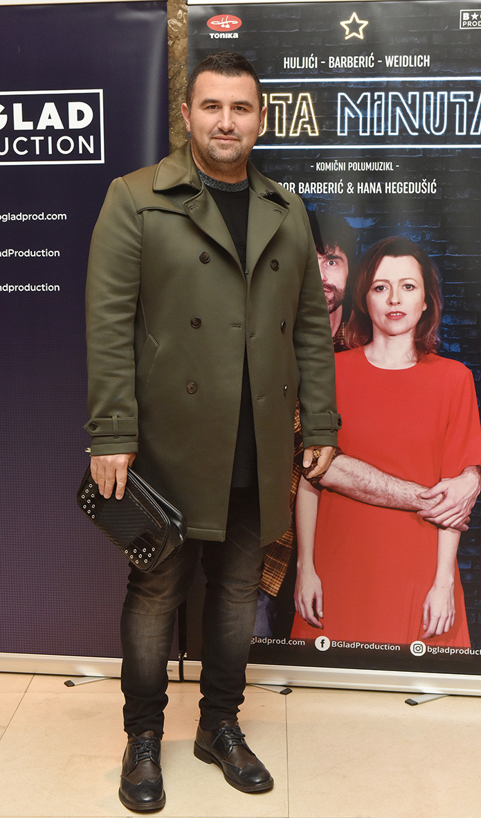 Đặc biệt, trẻ em và thanh thiếu niên là 2 đối tượng khách hàng mua nhiều khẩu trang của NTK người Croatia nhất. “Đây không phải là khẩu trang y tế mà chỉ là phụ kiện thời trang. Tuy nhiên, khách hàng vẫn thấy cực kỳ phấn khích khi thấy chiếc khẩu trang này”, Aragovic cho biết thêm. Clip Cập nhật Covid-19 ngày 15/3: Số ca nhiễm Covid-19 tăng đột biến tại Italia - Nguồn: VTC Now