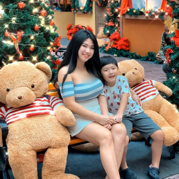 Biết lợi thế cơ thể, trên trang cá nhân bà mẹ này thường diện những bộ đồ bó sát khoe triệt để vòng 1.