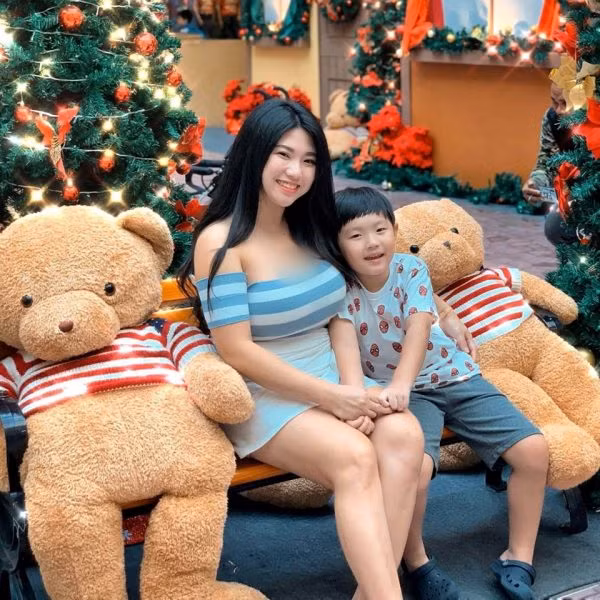 Biết lợi thế cơ thể, trên trang cá nhân bà mẹ này thường diện những bộ đồ bó sát khoe triệt để vòng 1.