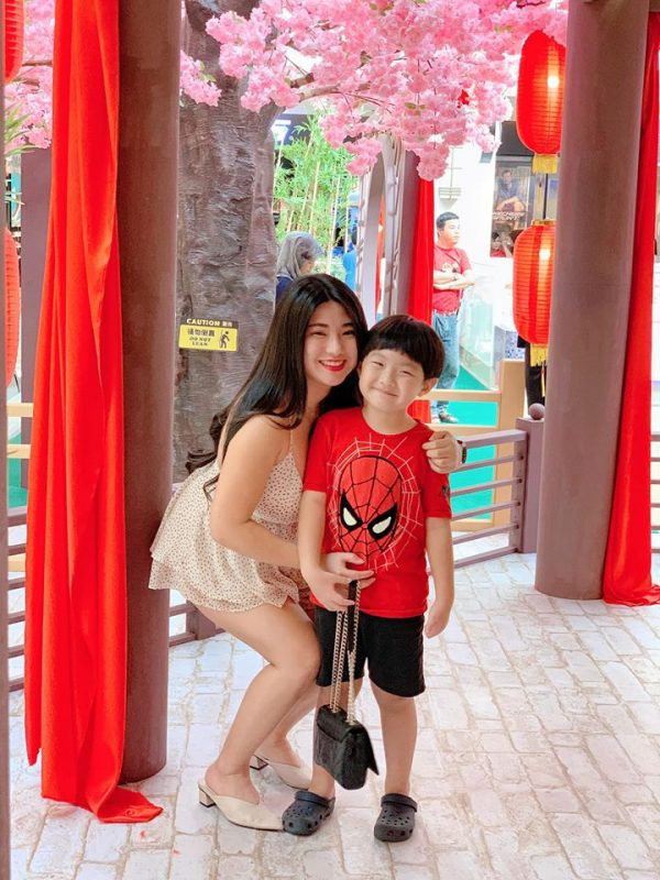 Với bộ ngực "vĩ đại" của mình, Sueanne Kang thu hút mọi ánh nhìn. Dù tạo dáng ở tư thế đứng hay ngồi thì vòng 1 của cô nàng vẫn khiến thiên hạ phải "nhìn xoáy sâu" vào.