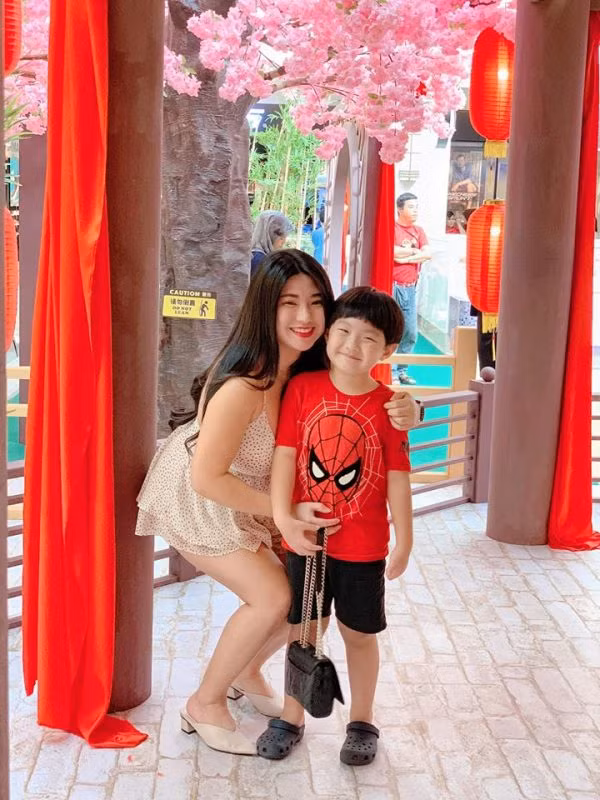 Với bộ ngực "vĩ đại" của mình, Sueanne Kang thu hút mọi ánh nhìn. Dù tạo dáng ở tư thế đứng hay ngồi thì vòng 1 của cô nàng vẫn khiến thiên hạ phải "nhìn xoáy sâu" vào.