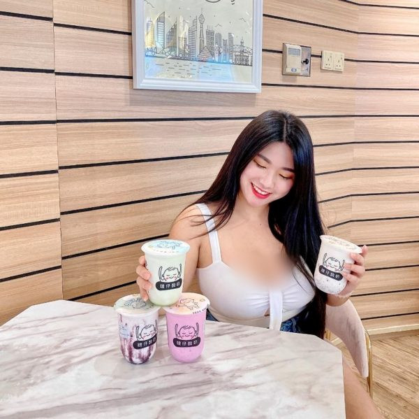 Gương mặt trẻ trung và thân hình bốc lửa nhưng phải để ý kĩ, nhiều người mới biết rằng Sueanne Kang là bà mẹ đơn thân với một nhóc tì khá lớn.