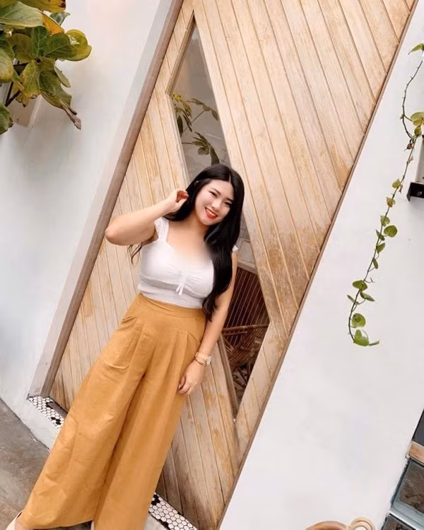 Trên trang cá nhân của mình, bà mẹ đơn thân một con Sueanne Kang thường xuyên đăng tải những hình ảnh về đồ ăn trên trang cá nhân. Nhưng sẽ chẳng có gì đặc biệt nếu cô nàng không có thân hình gợi cảm và điểm nhấn là vòng một ngồn ngộn.