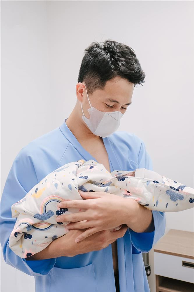 "Cho ba ngủ thôi Luffy (tên thân mật ở nhà của em bé - PV ơi", vợ Trần Đình Trọng viết trên trang cá nhân.