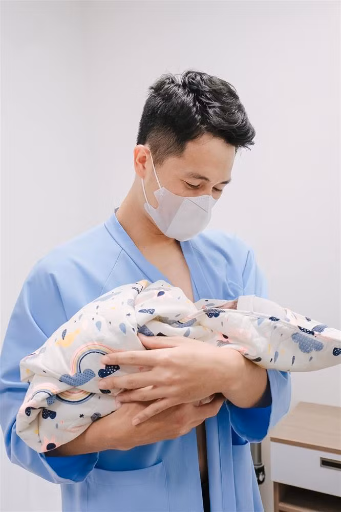 "Cho ba ngủ thôi Luffy (tên thân mật ở nhà của em bé - PV ơi", vợ Trần Đình Trọng viết trên trang cá nhân.