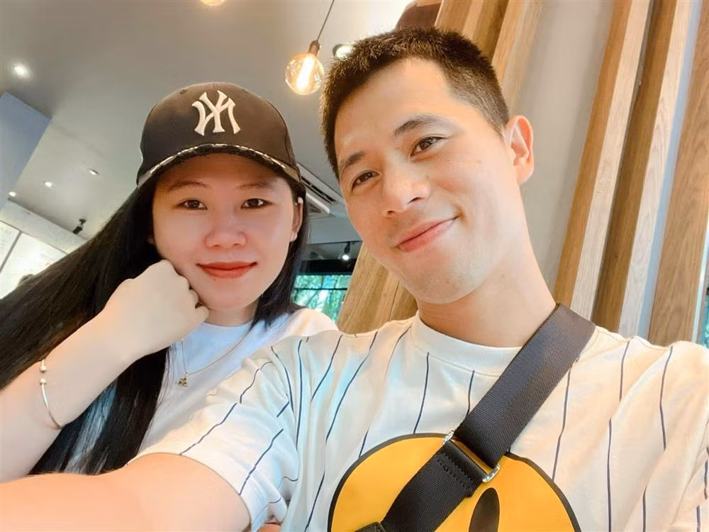 Đình Trọng và nửa kia đã có 8 năm bên nhau mà chưa từng dính tin đồn rạn nứt. Cả 2 làm đám hỏi vào năm ngoái nhưng chưa tổ chức hôn lễ.